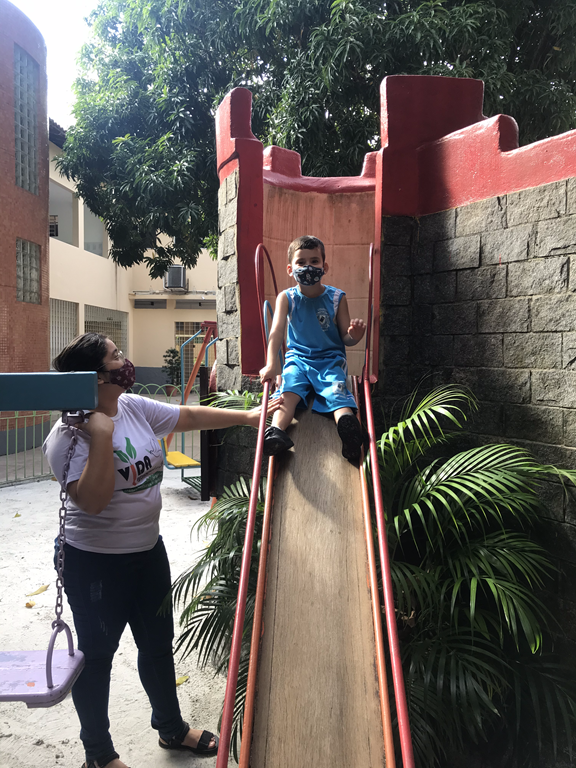 Brincando no parque 2 (4).png