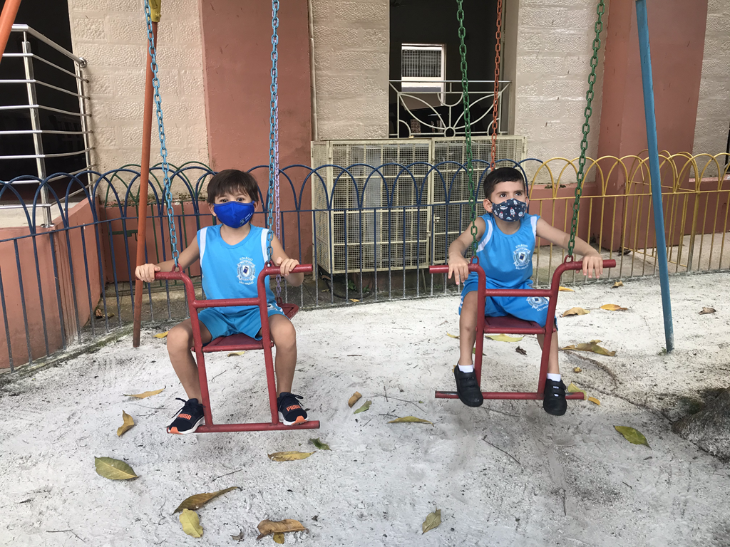 Brincando no parque 2 (1).png