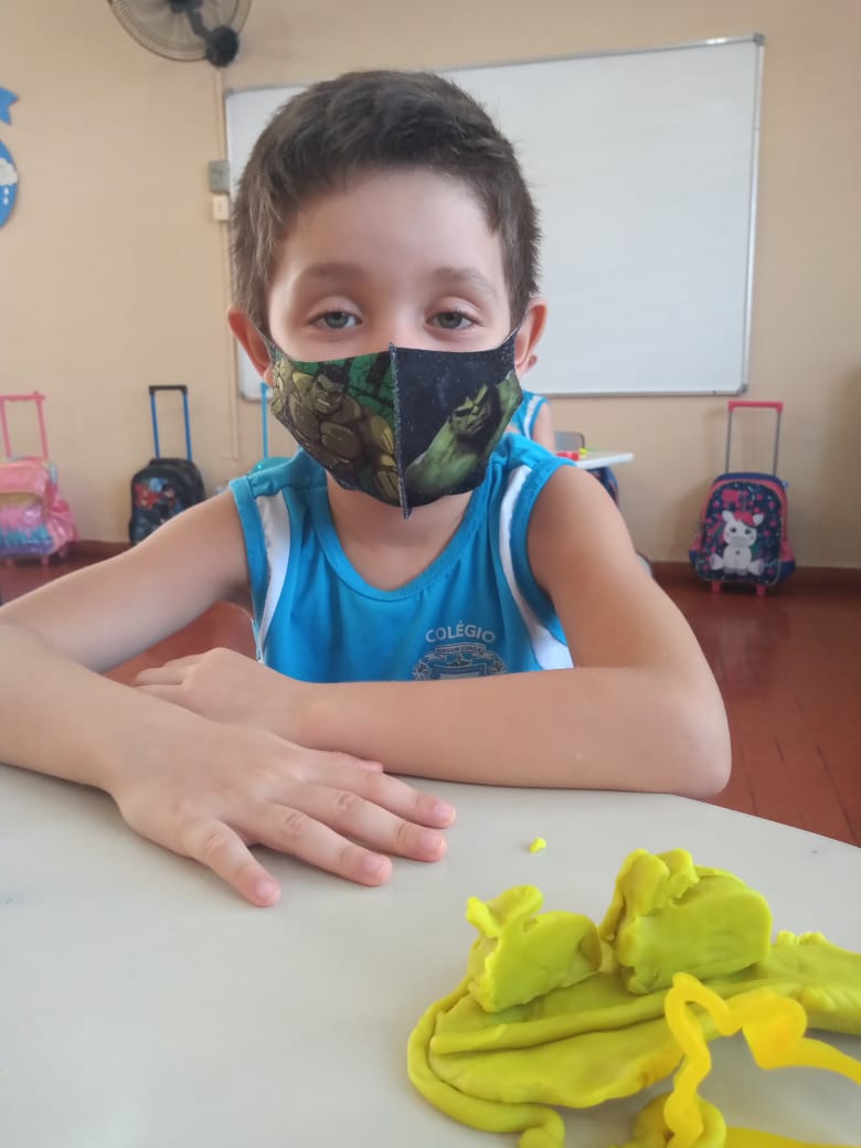 Trabalhando os animais com massa de modelar- JARDIM II A (7).jpg