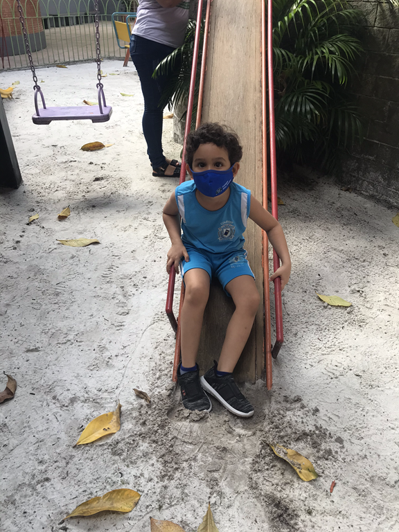 Brincando no parque 2 (3).png