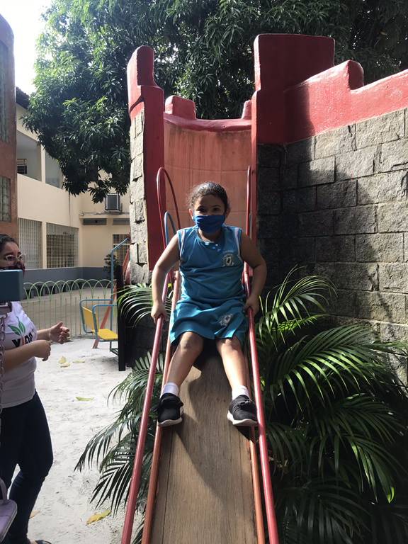 Brincando no parque 2 (6).png