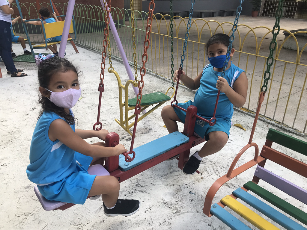 Brincando no parque 2 (19).png