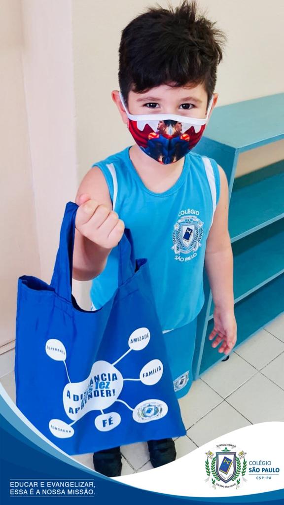 Nossos alunos da educação infantil, que voltaram a frequentar às  aulas presenciais estão recebendo um KIt super especial. Uma sacola personalizada com máscara e álcool em gel.  Um pequeno gesto de cuidado e carinho com os nossos pequeninos!
