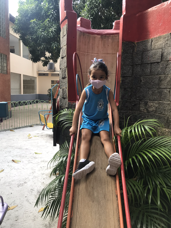 Brincando no parque 2 (2).png