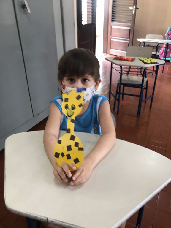 Confecção de uma Girafa enfatizando a letra G - Jardim II B (2).png